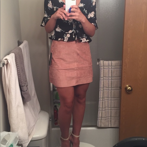 Lulus XS pink suede skirt. - Picture 6 of 8